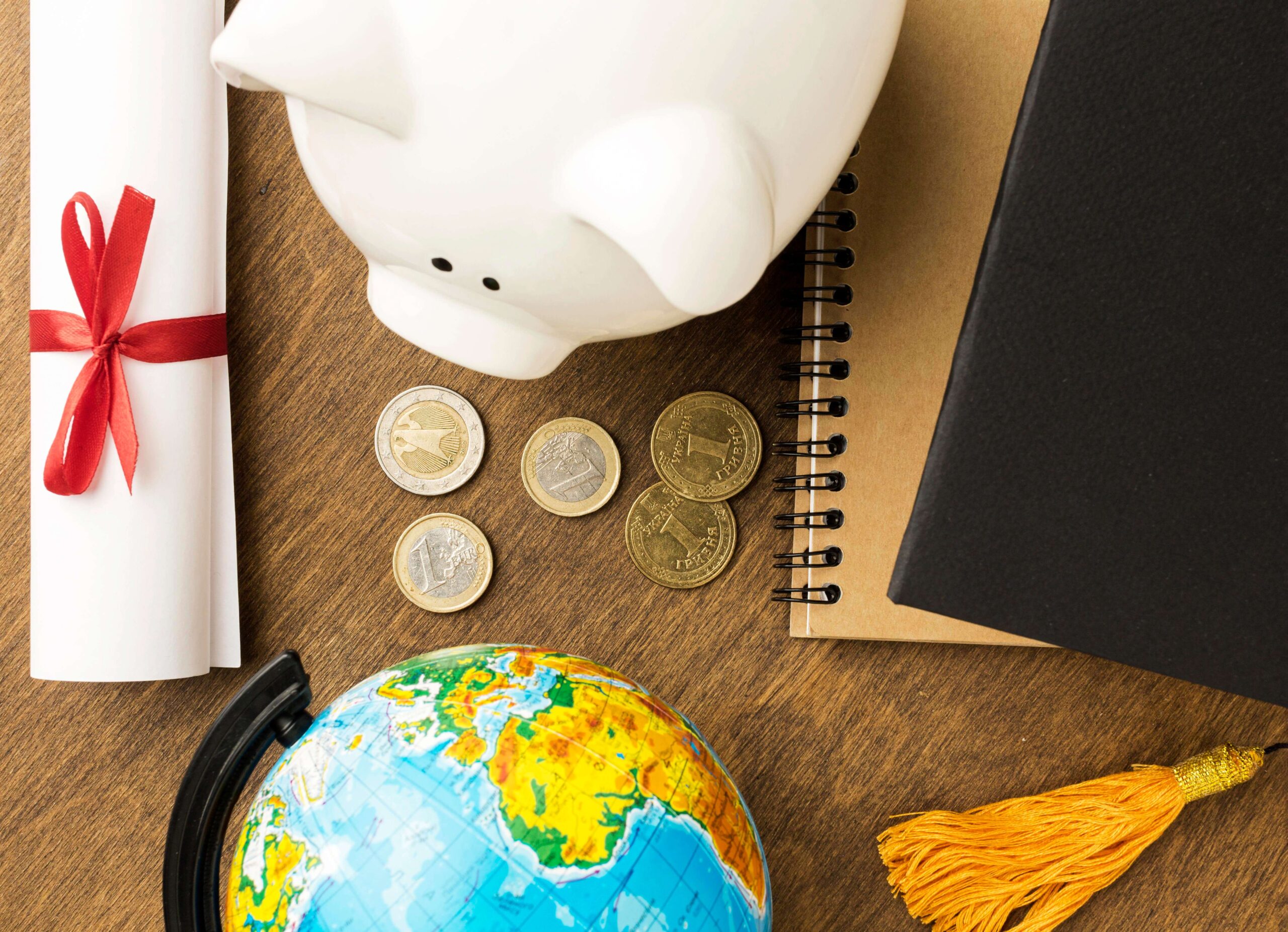 vista dall alto del salvadanaio con quaderni e laurea economia