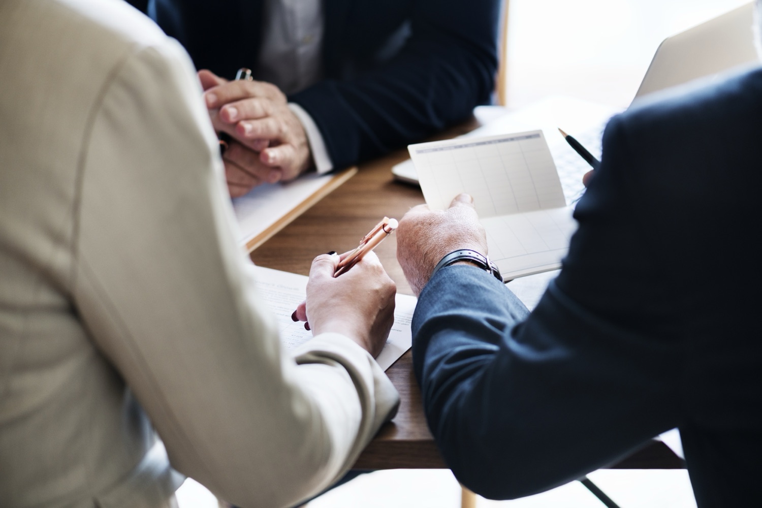 Tesi di laurea in diritto commerciale: argomenti e consigli